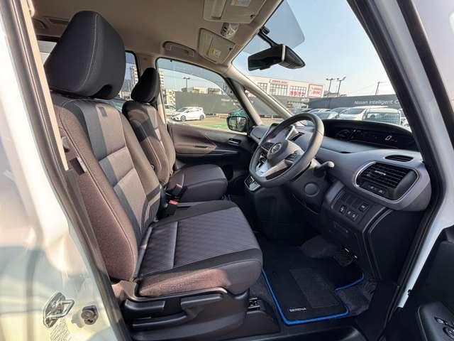 �^�]�Ȃɍ����Ă݂�ƁA�~�j�o���炵�������ʒu�Ǝ����i�A�C�|�C���g�j�̍����ŉJ�̖�Ȃǂł��Ό��Ԃ̃��C�g��ῂ��������Ȃ��^�]���₷���Ȃ��Ă���܂��I����A�^�]�Ȃɍ����Ă��m�F����������