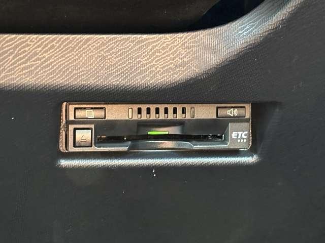 アクア １．５　Ｓ　メモリーナビ　バックモニター　ドラレコ　ｉ－ＳＴＯＰ　セキュリティ　リヤカメラ　整備点検記録簿　ＴＶ＆ナビ　助手席エアバッグ　キーレス付き　１オーナー　スマキー　エアコン　地デジフルセグＴＶ　ＥＴＣ（8枚目）