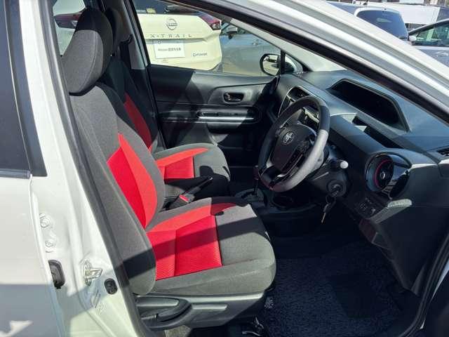 アクア １．５　Ｓ　メモリーナビ　バックモニター　ドラレコ　ｉ－ＳＴＯＰ　セキュリティ　リヤカメラ　整備点検記録簿　ＴＶ＆ナビ　助手席エアバッグ　キーレス付き　１オーナー　スマキー　エアコン　地デジフルセグＴＶ　ＥＴＣ（11枚目）