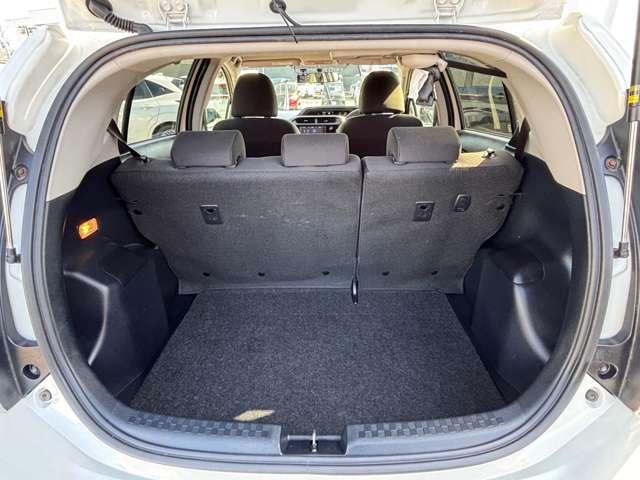 アクア １．５　Ｓ　メモリーナビ　バックモニター　ドラレコ　ｉ－ＳＴＯＰ　セキュリティ　リヤカメラ　整備点検記録簿　ＴＶ＆ナビ　助手席エアバッグ　キーレス付き　１オーナー　スマキー　エアコン　地デジフルセグＴＶ　ＥＴＣ（13枚目）