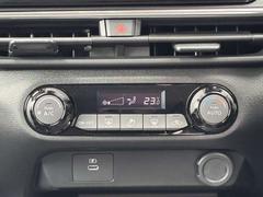 温度の設定をすれば自動で調節してくれるオートエアコンです。液晶パネル表示で設定の確認もしやすいですよ。 7