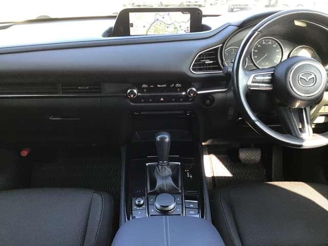 �����ړ��̏��Ȃ����ʃ]�[���ɑ��s����z�u�A���E��W���Ȃ��Z���^�[�f�B�X�v���C�̔z�u�A�Z���^�[�f�B�X�v���C�̑���̓R�}���_�[�R���g���[���ŉ\�B�^�]�ɏW���ł��K�v�ȏ��𓦂��Ȃ����C�A�E�g�ł��B