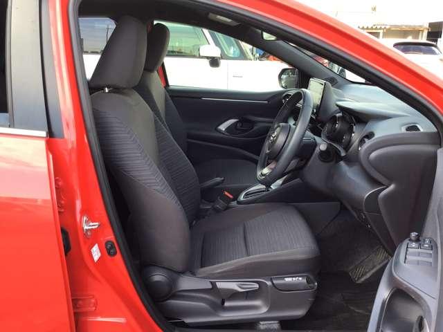 ヤリス １．５　Ｚ　ナビ　バックモニタ　衝突軽減ブレーキ　サイドＳＲＳ　ＡＡＣ　追従クルコン　スマキー　横滑防止装置　地デジ　キーフリー　ＬＥＤランプ　パワーウインドウ　助手席エアバック　シートヒーター　エアバッグ（13枚目）