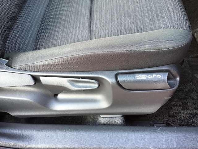 ヤリス １．５　Ｚ　ナビ　バックモニタ　衝突軽減ブレーキ　サイドＳＲＳ　ＡＡＣ　追従クルコン　スマキー　横滑防止装置　地デジ　キーフリー　ＬＥＤランプ　パワーウインドウ　助手席エアバック　シートヒーター　エアバッグ（16枚目）