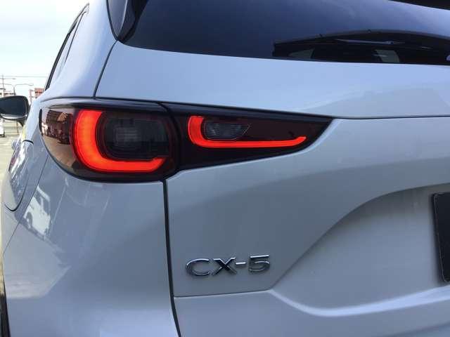 ＣＸ－５ ２．２　ＸＤ　スポーツ　アピアランス　ディーゼルターボ　リヤモニタ／ナビ／ＣａｒＰｌａｙ／全方位モニタ／衝　デュアルエアコン　ＬＥＤライト　レーダークルーズコントロール　電動シート　横滑り防止　シートヒーター　キーレス　ＥＴＣ　オートマチックハイビーム（12枚目）