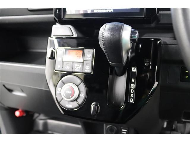 シンプルで操作性の良いシフトレバー部。