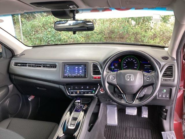 まぶしい日差しをやわらげる、青色のハーフシェイドフロントウィンドウがついています。また、プラズマクラスター技術搭載フルオートエアコンで快適です。