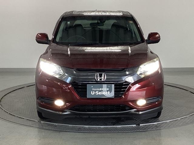 最新のＬＥＤヘッドライトで、より明るく遠くまで照らします！フロントバンパーにはフォグライトが装着されています。