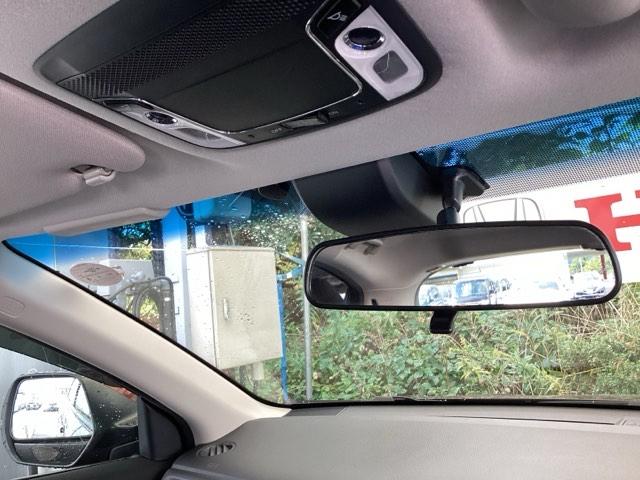 ルームミラーの前にシティブレーキアクティブシステム（低速域衝突軽減ブレーキ、誤発進抑制機能）のセンサーが、ピラーにはサイドカーテンエアバッグが付いたあんしんパッケージです。