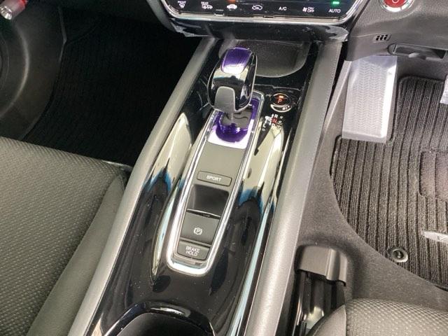 シンプルでとても使いやすいフロアシフトに、パーキングブレーキは電子制御パーキングブレーキです。