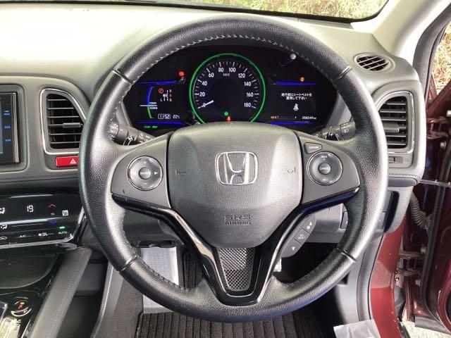 本革ハンドルの後ろには７速パドルシフトがあります。指先で操る事で、マニュアル車感覚のシフトチェンジが楽しめます。また、右にクルーズコントロール、左にオーディオリモコンスイッチがあります。