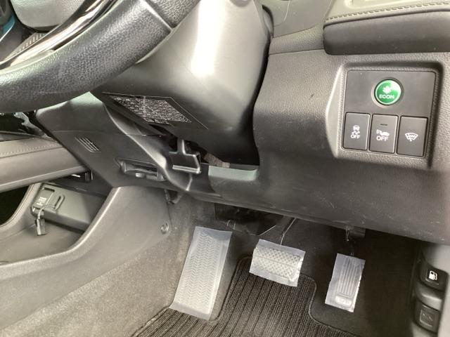 燃費をよくするＥＣＯＮ、横滑りを防ぐＶＳＡなどのスイッチは、運転席の右側、手の届きやすい位置にあります。