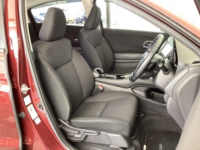 フロント広々、セパレートシートの運転席は、ハイトアジャスターが付いているので、快適にドライブができます。ハンドルはテレスコピック機能で、ハンドル位置を上・下・手前・奥に調節できます。