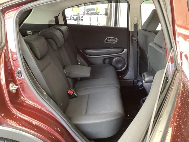 リアシートは左右、別々に多彩なアレンジをする事ができます。１段階のリクライニングも出来ます。また、リアシート座面を跳ね上げて、背の高い荷物などを積む事ができます。