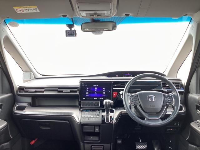 ハーフシェイドフロントウィンドウ【Ｆガラス上端の青色透かし】を装備しています。広いフロントガラスで視界を確保しつつ眩しさを抑えます。有と無しでは大違いです。