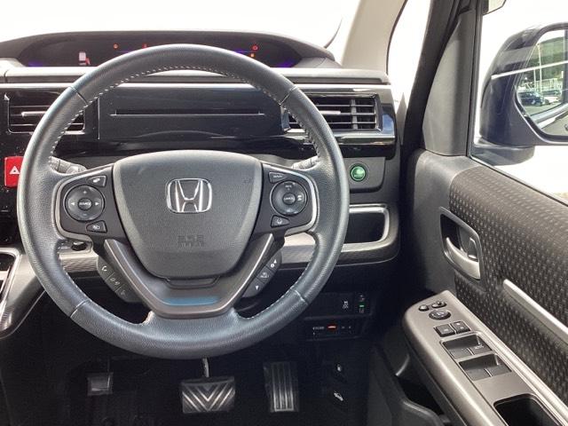 手になじむ感覚のステアリングです。さわり心地、デザイン性、操作性にこだわったアイテムです。