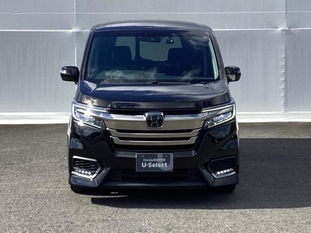 【ＬＥＤヘッドライト】が装備されています。夜間走行時や雨の日に明るく安全に前方を照らすことが出来ます。対向車からも見えやすいので相手に接近を知らせることも出来ます。