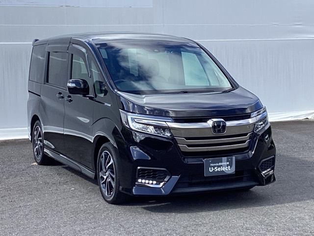 狭い駐車場でも、スライドドアならチャイルドシートへのお子さまの乗降や荷物の積載もスムーズ。とても便利な【両側電動スライドドア】ドアハンドを少し引くだけでリアドアが自動開閉します。