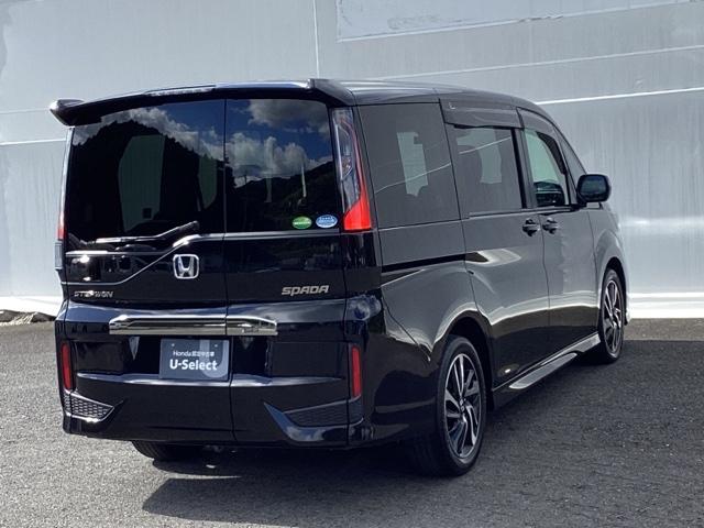 リアはプライバシーガラス付です。見た目もかっこいいですよね。また、太陽光を防ぐので冷房の効きを良くする効果もあるんです。エアコンを控えめにすれば燃費向上も見込めますよ。