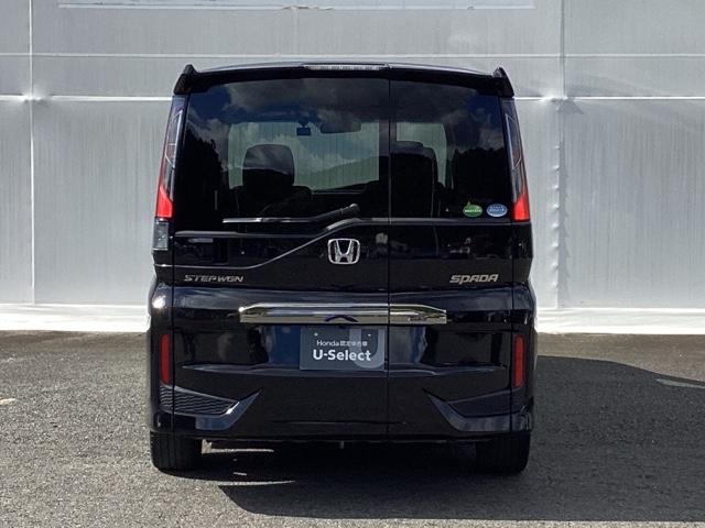 雨天・雪天時に、水滴や汚れを取り除いてくれるのに便利なリアワイパーが付いています。