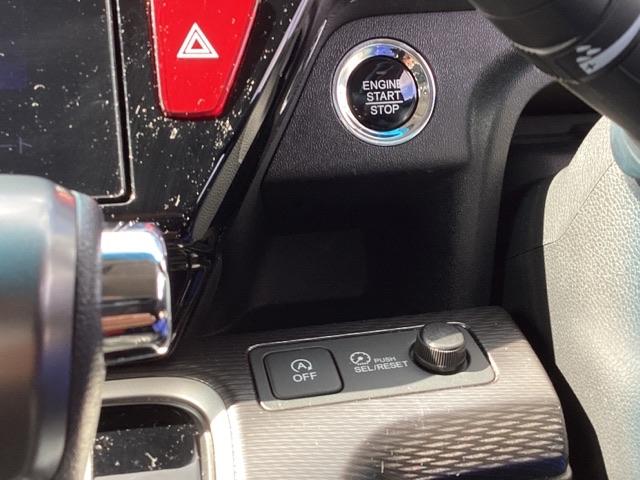 スマートキーをポケットやバッグに入れたままで、キーを差し込むことなくボタンを押すだけでエンジンが始動します。