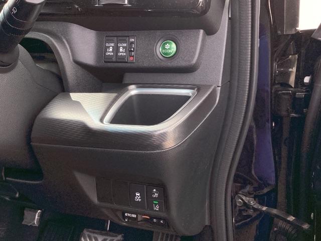 【ｅコンスイッチ】低燃費運転をサポートするＥＣＯＮモード。スイッチをＯＮすると、エンジンやトランスミッション、Ａ／Ｃなどを協調制御し、燃費の向上に貢献。エコドライブの効果を高めます。