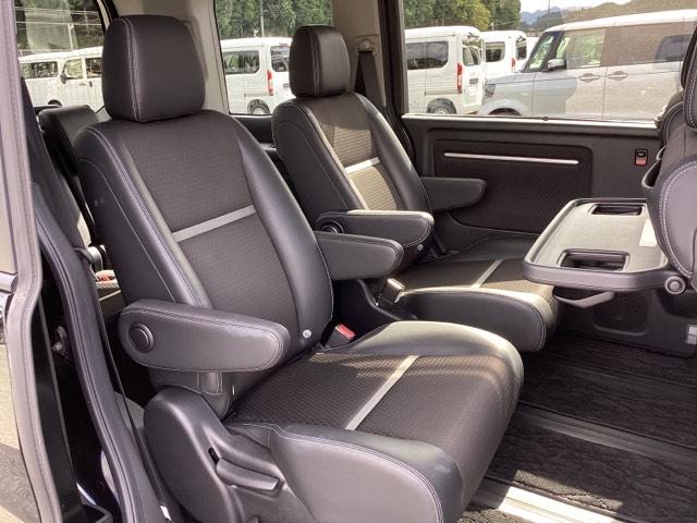 フラットな床と膝回りや頭上スペースなど十分な広さがあります。後席にも左右分離式のアームレストがついております。ゆっくりおくつろぎいただけます。