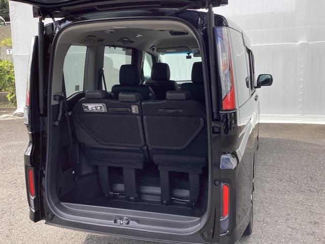 トランクの広さは、どうです、たくさんの荷物が積めますよ。３列目シートは床下に収納ができます。片方だけ倒して、長い荷物を乗せることもできてとっても便利です。