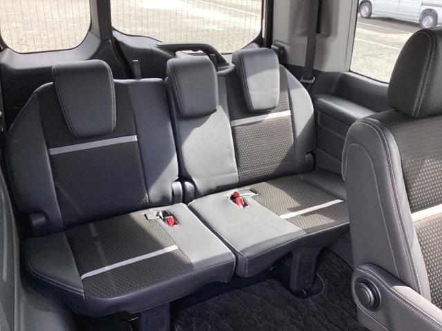 【３列目後部座席】３列目でも快適なスペースを確保しています！！また２列目が乗り込みやすいように可動しますので乗り降りもラクラクです！