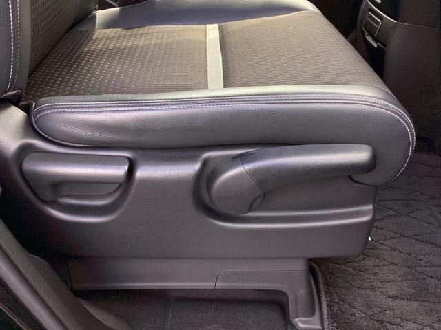 手動のレバーを使って、シートの高さや背もたれの角度を変えることができます。