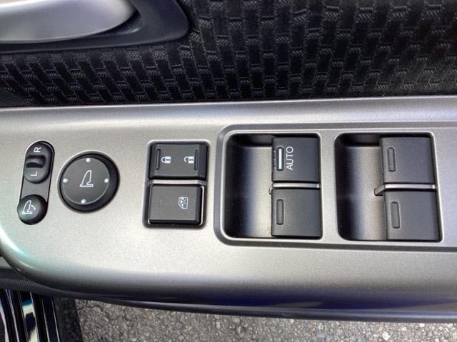 【パワーウィンドウスイッチ】ワンタッチで、パワーウインドウやドアミラーを操作できます。