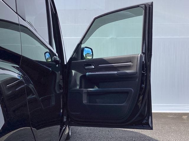 開口部が広いため、荷物を抱えた状態での乗り入れも楽に行えます。ドアポケット収納も充実しております。
