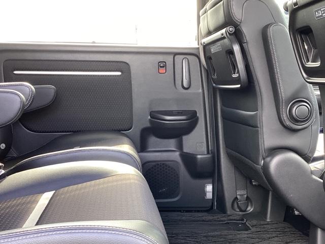 前席背面には格納式のテーブルも装備。食事やスマホ・タブレットでの動画視聴など様々な用途で活躍します。サイドにはちょっとした荷物がかけれて便利なコンビニフック付きです。