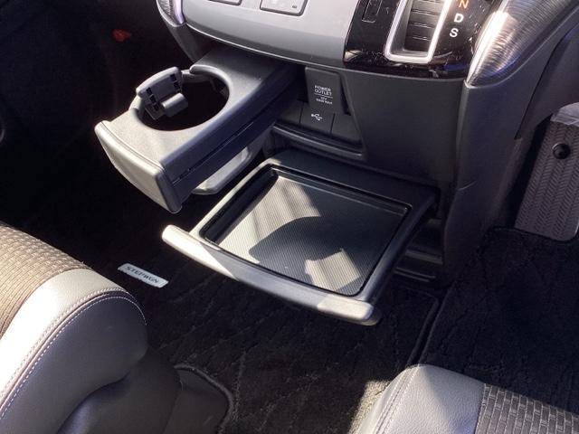 【ドリンクホルダー】と、さまざまな使い方のできる【スライドセンタートレー】運転席からも助手席からも自在に使えます。