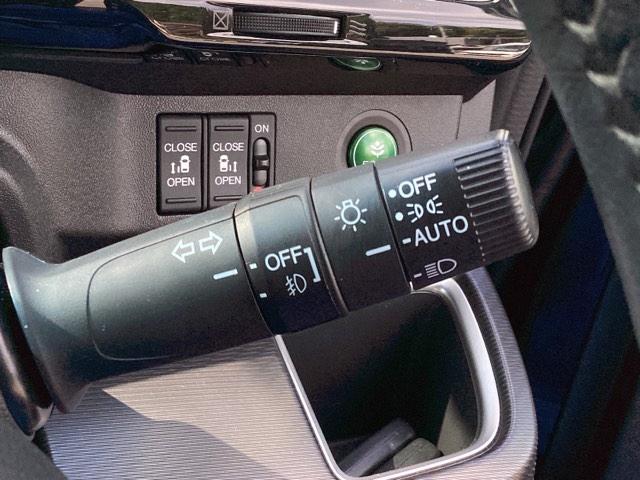 【オートライト（ＡＵＴＯ）】外の明るさをシステムが感知して、自動でヘッドライトが点灯します！ヘッドライトをつけ忘れを防ぐ便利機能です