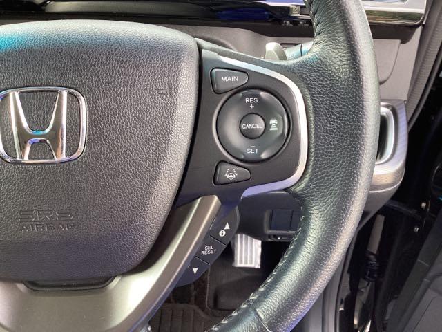 ステアリングホイールの右側がクルーズコントロールスイッチです。アクセルペダルを踏まずに一定走行が出来るので、高速道路での走行がグッと快適になります。