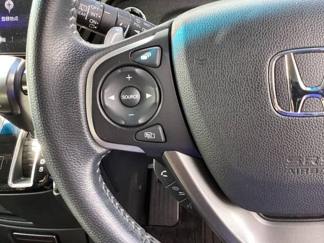 ステアリング左手側にオーディオ関連のコントロールスイッチを配置しています。操作時は視線を逸らすことなく運転に集中できます。