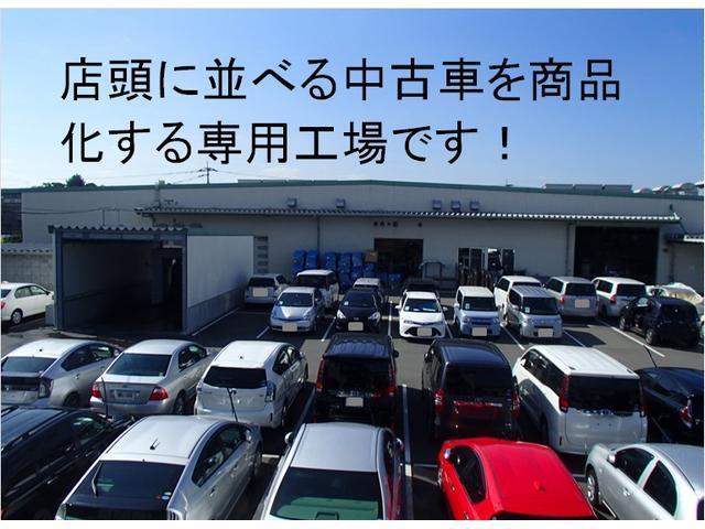 トヨタカローラ福岡は店頭に並べる中古車を商品化するための専用工場を設けています。
