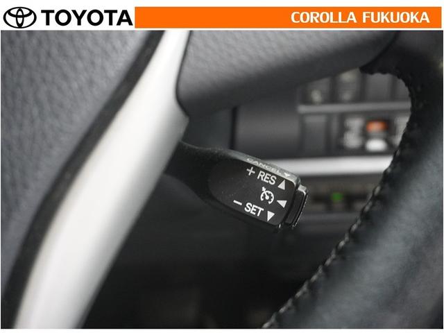 高速道路などを一定の速度で走行したい場合に、スイッチを操作することでアクセルペダルを踏まずに定速走行できます。