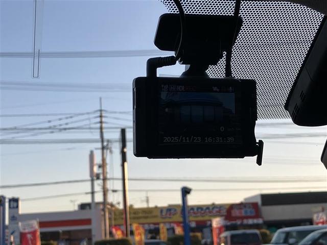 プリウス Ｓセーフティプラス　衝突回避システム　Ｂモニター　ドラレコ付き　定期点検記録簿　ＬＥＤライト　クルコン　ＥＴＣ装備　スマートＫＥＹ　ナビＴＶ　イモビライザー　横滑り防止機能　ＰＷ　カーテンエアバッグ　キーレスエントリー（5枚目）