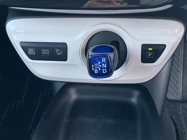 プリウス Ｓセーフティプラス　衝突回避システム　Ｂモニター　ドラレコ付き　定期点検記録簿　ＬＥＤライト　クルコン　ＥＴＣ装備　スマートＫＥＹ　ナビＴＶ　イモビライザー　横滑り防止機能　ＰＷ　カーテンエアバッグ　キーレスエントリー（17枚目）