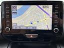 ナビ付きです。目的地を設定すれば、初めての場所でも簡単に行くことが出来ます。(音楽だって聴けちゃいます。)今や欠かせないアイテムですね。カーナビと共に楽しいカーライフを送って下さい(^0^)