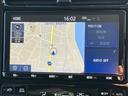 ナビ付きです。目的地を設定すれば、初めての場所でも簡単に行くことが出来ます。（音楽だって聴けちゃいます。）今や欠かせないアイテムですね。カーナビと共に楽しいカーライフを送って下さい（＾０＾）