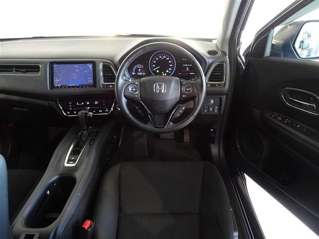 革巻きステアリングで快適な操作性の運転席です。