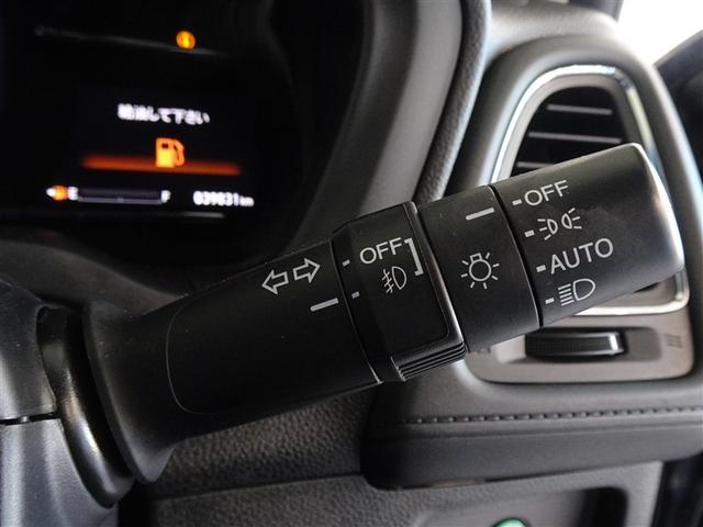 コンライト（オートライト）を装備してます。周囲の明るさによってヘッドライトの点灯・消灯を自動で切り替えます。