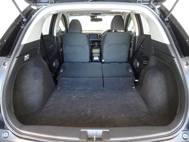 セカンドシートを倒した状態です。セカンドシートは独立可倒、荷物に合わせてラゲッジスペースをアレンジできます。
