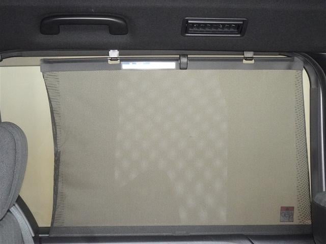 ��Ȃ̑��ɃV�F�[�h�𑕔����Ă��܂��B�ԓ��̃v���C�x�[�g��Ԃ�����Ă���܂��B