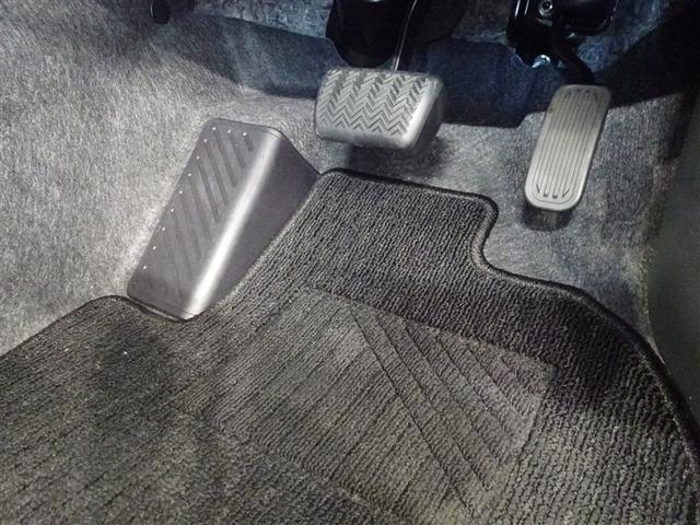 ヤリス Ｇ　衝突被害軽減システム　メモリーナビ　バックカメラ　ＬＥＤヘッドランプ　スマートキー（10枚目）