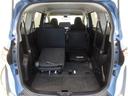 サードシートは畳んでセカンドシート下へダイブイン、荷室が広がります。