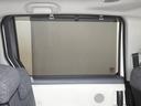 セカンドシートの窓ガラスには日よけのシェードを装備しています。強い日差しのカットに、プライバシー対策としても重宝します。